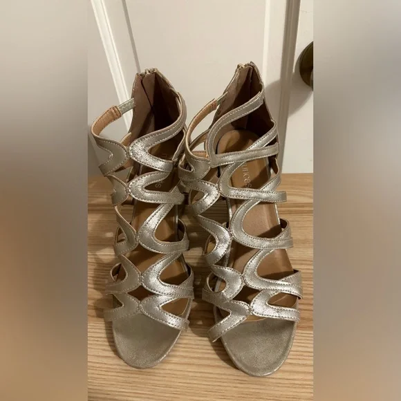 Maurice’s Women's Golden Strappy Wedge Sandals Sz 8.5 - Picture 3 of 10